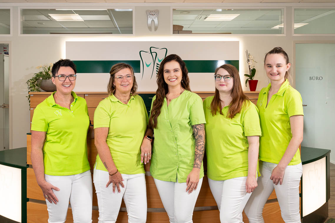 Unser Team springt vor Freude Sie zu treffen.