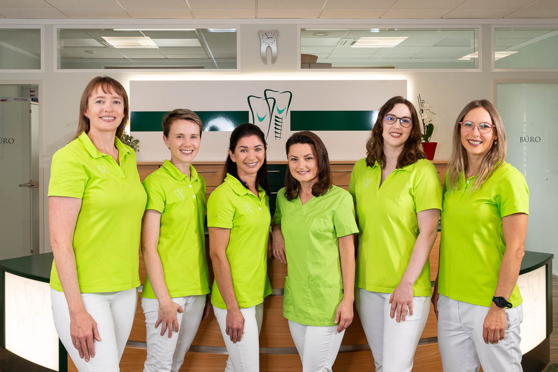 Unser Team springt vor Freude Sie zu treffen.