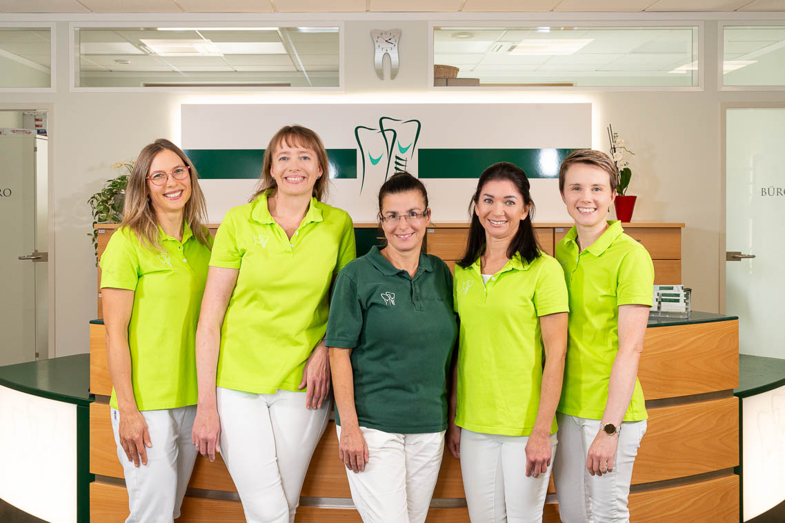Unser Team springt vor Freude Sie zu treffen.